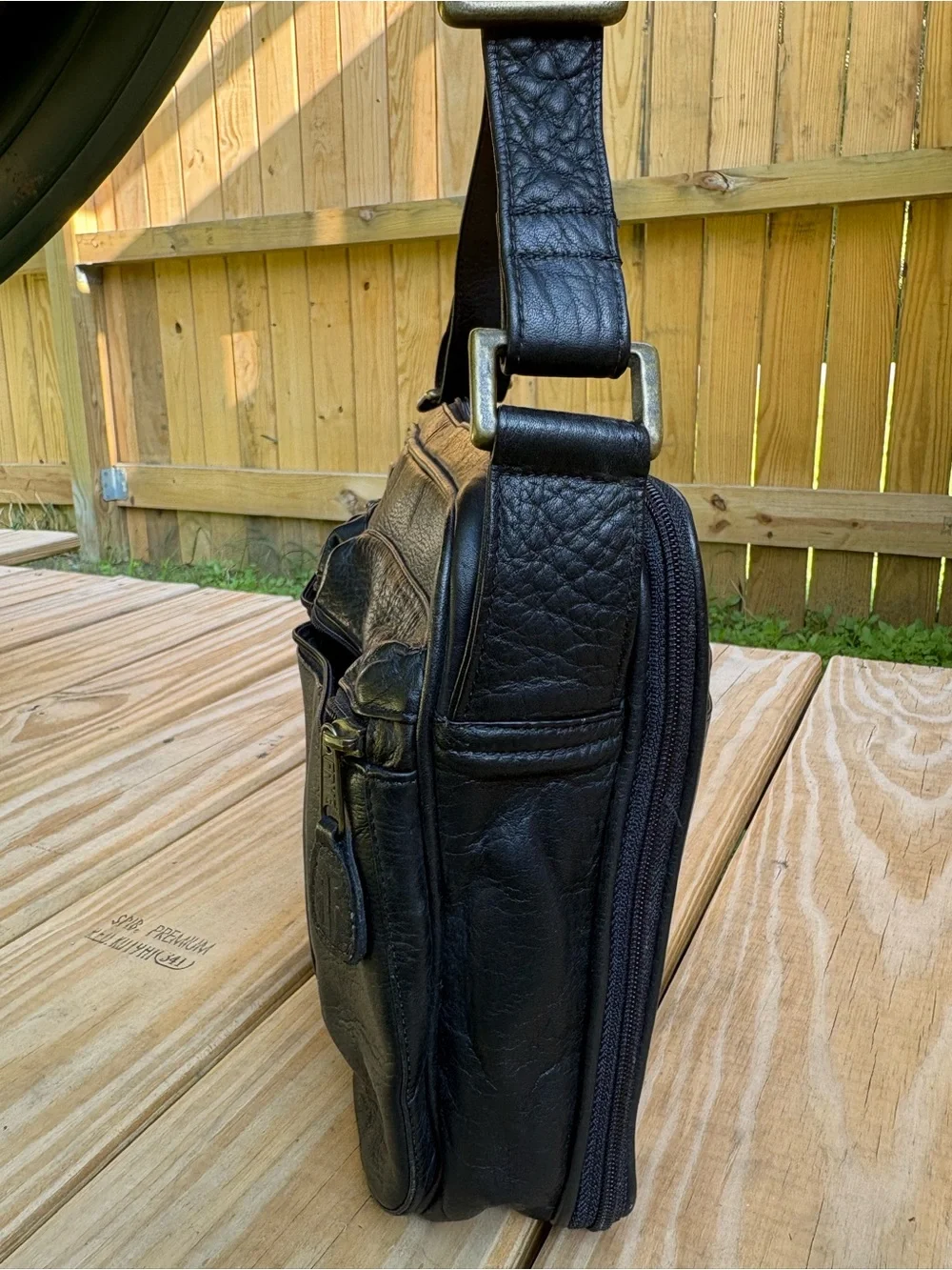 Frye compact black